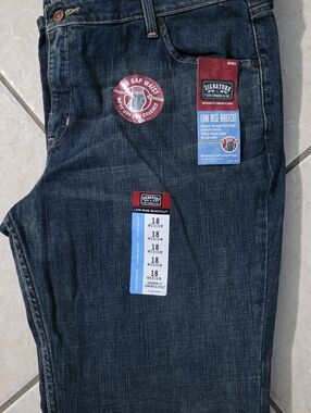 Levi's Signature‎ Low Rise Bootcut Jeans nwt